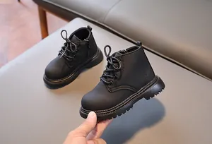 Details von Kinder-Stiefeletten mit seitlichem Reißverschluss und Schnürung