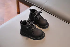 Detailansicht schwarzer Kinder-Stiefel aus mattem Leder mit Reißverschluss und Profilsohle
