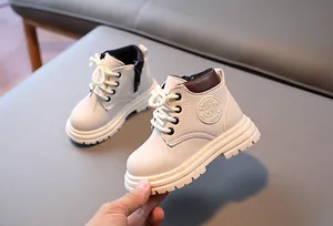 Détail de bottines en cuir blanc pour enfant avec fermeture éclair et semelle en gomme