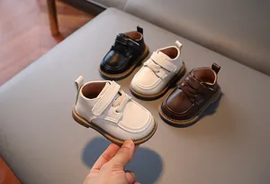 Dettaglio delle scarpe per bambini in quattro colori con chiusura a strappo
