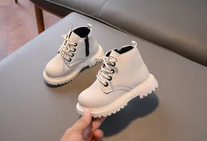 Detail von Kinderstiefeln in Creme mit seitlichem Reißverschluss und rutschfester Gummisohle