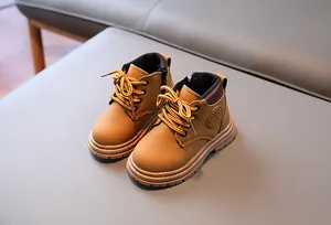 Détail de bottines de travail jaunes pour enfants avec zip latéral et semelle antidérapante
