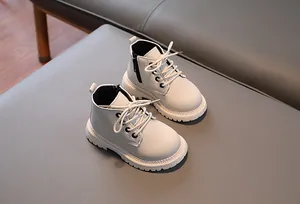 Detailansicht der weißen Kinderstiefel mit seitlichem Reißverschluss und Schnürung