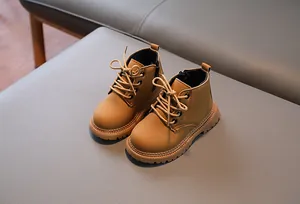 Nahaufnahme der Kinderstiefel in Kamelbraun mit rutschfester Sohle und Reißverschluss