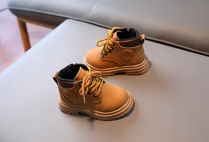 Détail de bottines à lacets pour enfants en cuir mat beige avec semelles antidérapantes