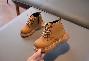 Detailansicht der kinder-martin-stiefel in ingwergelb mit rutschfester gummisohle