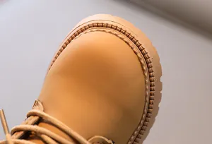 Makrodetail der Kleinkinderstiefel mit rutschfester Sohle und Doppelnaht-Verarbeitung