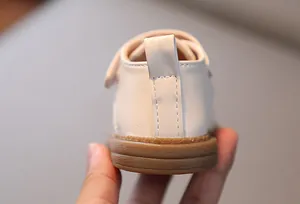 Dettaglio del tallone di scarpe in pelle per neonati con linguetta e suola in gomma