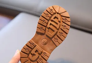 Détail de la semelle antidérapante en caoutchouc pour bottes enfant avec marquage taille 23