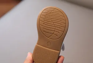 Macro della suola in gomma antiscivolo di scarpe per neonati con misura 15/125