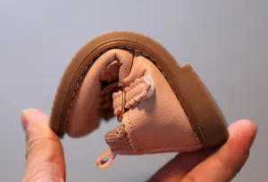 Vue détaillée des chaussures bébé roses montrant la semelle souple et flexible
