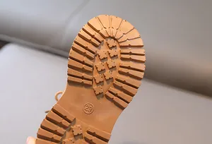 Nahaufnahme der rutschfesten Gummisohle mit tiefem Profil für Kinder-Stiefeletten