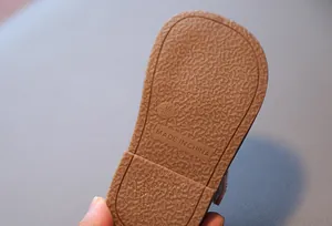 Vue détaillée de la semelle en caoutchouc antidérapante avec texture pour bébé