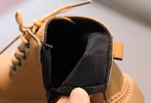 Details von gelben Kinderlederboots mit Netzfutter und glattem Reißverschlussdesign