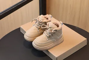 Dettaglio di stivali da neve trapuntati per bambini in beige con fodera in peluche e suola