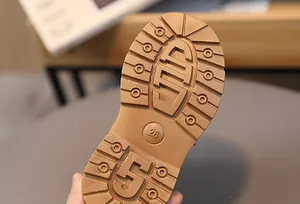 Detail view of anti-slip rubber sole with texture and size 26 for kids snow boots