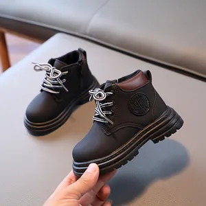 Bottines Martin noires pour enfants avec semelles épaisses antidérapantes et lacets rayés