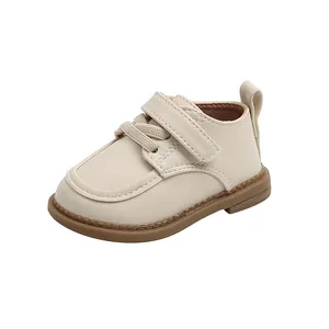 Scarpe primi passi per neonati in pelle color crema con velcro e suola marrone spessa