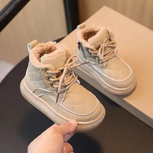 Stivali da neve beige per bambini con trapuntatura a rombi e calda fodera in pile