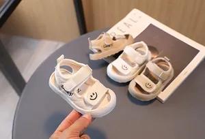Dettaglio di sandali estivi per bambini in pelle trapuntata, faccina e suole in gomma antiscivolo