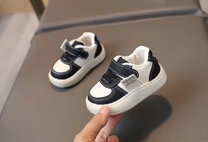 Détail de baskets pour bébés avec bande velcro et semelle en caoutchouc antidérapante