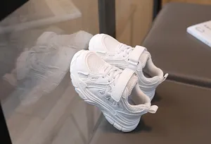 Detail of children's white sneakers with breathable mesh and wavy non-slip sole