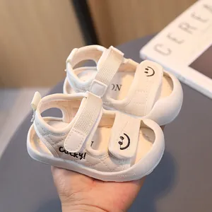 Sandali per bambini bianco crema con ricamo Lucky e suola morbida antiscivolo estiva