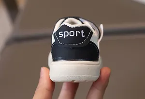 Gros plan du talon des baskets pour enfants montrant les coutures et le logo de sport
