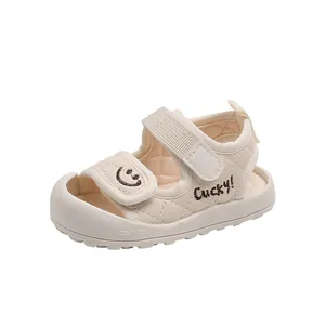 Sandali beige trapuntati per neonati con ricamo smiley e protezione chiusa per le dita