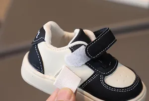 Détails de baskets pour bébé montrant le similicuir et la fermeture à scratch