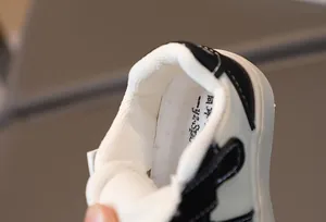 Vue macro de baskets bébé avec talon rembourré doux et doublure en tissu respirant