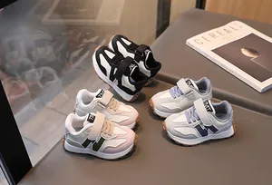 Detailansicht der Kinder-Laufschuhe mit rutschfesten Gummisohlen und Klettverschluss