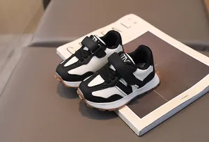 Nahaufnahme der Kinder-Sneaker mit Klettverschluss und rutschfester Gummisohle