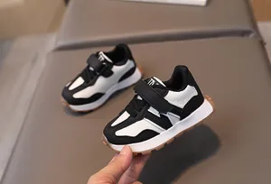 Detailansicht von Kinder-Sportschuhen mit Klettverschluss und rutschfester Gummisohle