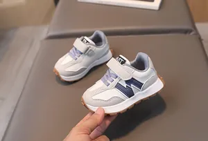 Detail von Kinderschuhen mit rutschfester Gummisohle und Klettverschluss für Kinder