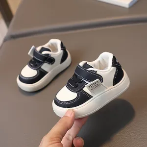 Baskets bébé classiques noir et blanc avec velcro et semelle en caoutchouc antidérapante