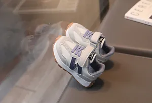 Detailansicht der Kinder-Sneaker in Grau mit Klettverschluss und rutschfester Gummisohle