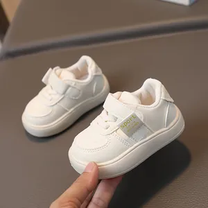 Chaussures marche bébé en cuir synthétique blanc avec velcro et semelle en caoutchouc
