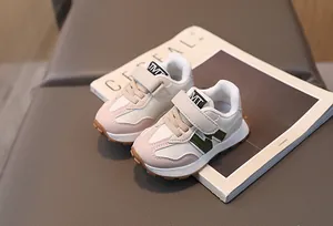 Detail von Kinder-Sportschuhen mit Klettverschluss in Creme-Rosa-Grün-Kombination