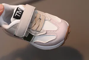 Details von Kinder-Sportschuhen mit Klettverschluss und atmungsaktivem Mesh-Stoff