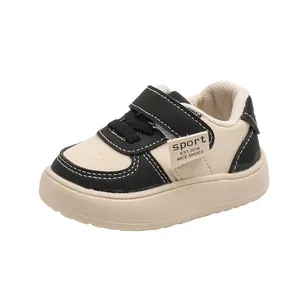 Baskets classiques beige et noir pour bébé avec semelle souple et fermeture velcro