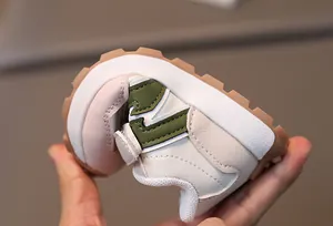 Makroaufnahme der flexiblen, weichen Sohle der Kinder-Sneaker beim einfachen Biegen