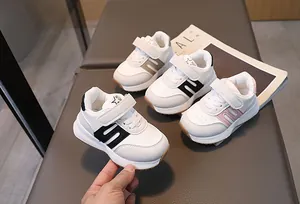 Détails de baskets en cuir pour bébés avec bandes scratch et motifs d'étoiles