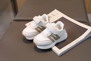 Détails des baskets blanches et kaki pour enfants avec velcro et motif d'étoile