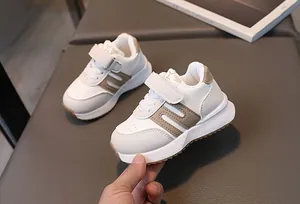 Gros plan de baskets pour enfants avec trous respirants et fermeture velcro pratique