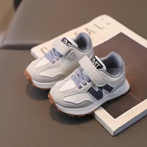 Kinder Sportschuhe in Weiß und Hellgrau mit lila Logo und Gummisohle für Jungen