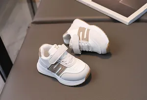Détails de baskets pour enfants avec attaches velcro et semelles antidérapantes à étoiles