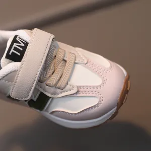 Vintage Kinder Sportschuhe in Beige und Rosa mit praktischem Klettverschluss