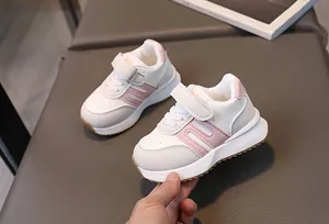 Détail de basket pour tout-petit avec accents roses et semelle en caoutchouc antidérapante