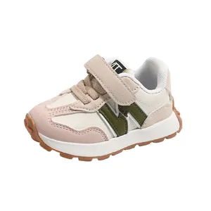 Vintage Kinder Laufschuhe mit Klettverschluss und rutschfester Gummisohle in Beige-Rosa